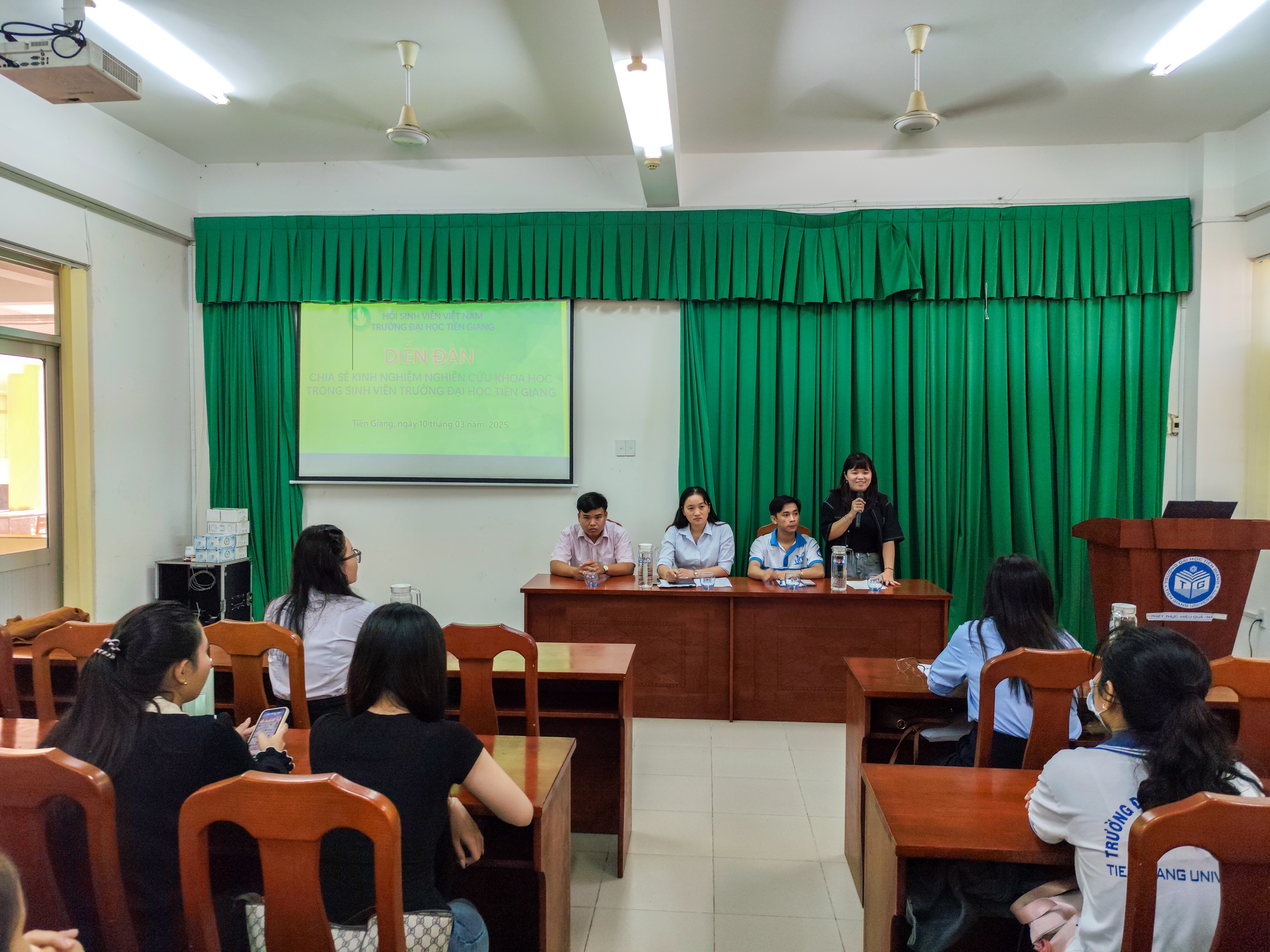 Diễn đàn chia sẻ kinh nghiệm nghiên cứu khoa học trong sinh viên, năm học 2024 - 2025